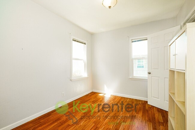 Building Photo - Bright, Versatile 4-Bedroom with Bonus Roo...