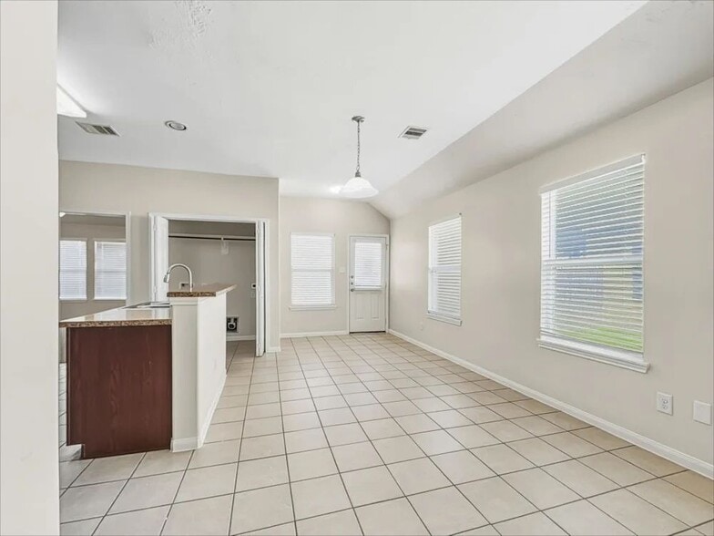 Building Photo - 5927 Deep South Dr
