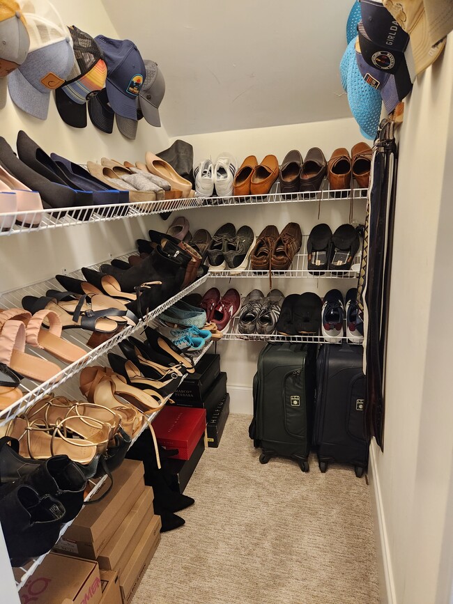 Building Photo - 5855 Vlg Rdg Wy