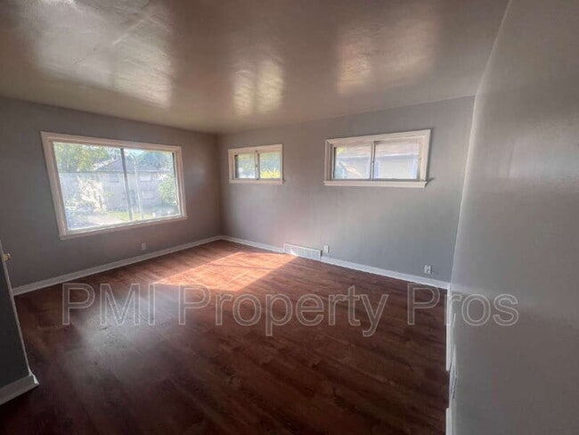 Building Photo - 5650 N 61st St