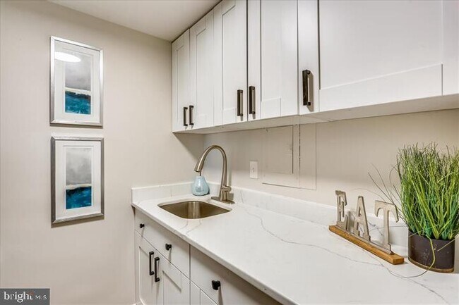 Building Photo - 4 Monroe St