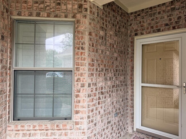 Building Photo - Modern Comfort Meets Cozy Living on Casual Cir!