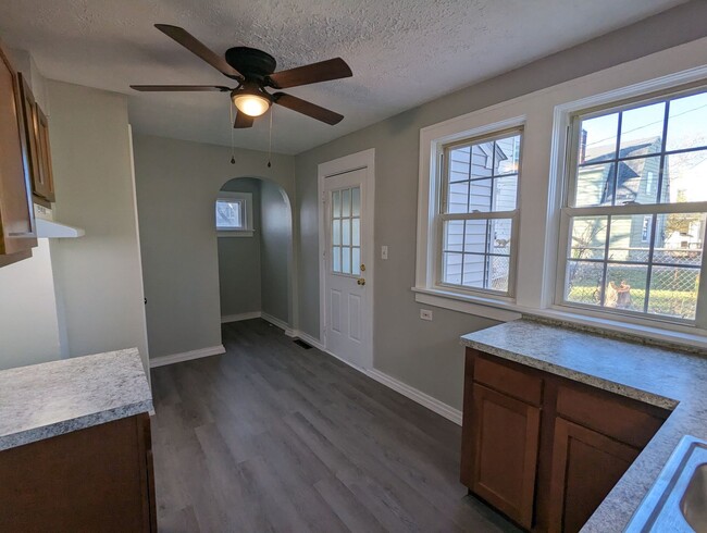 Building Photo - Charming Remodeled 2-Bedroom Home with 2-C...