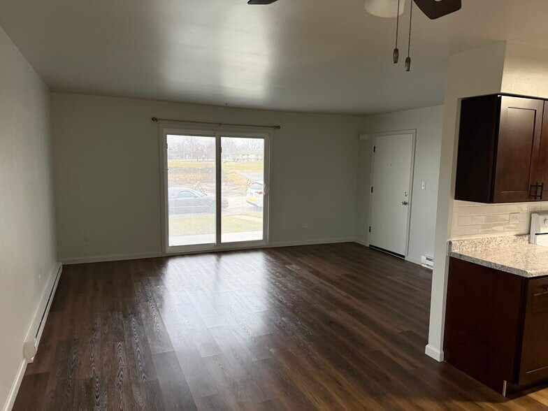 Building Photo - 374 Lynn Dr