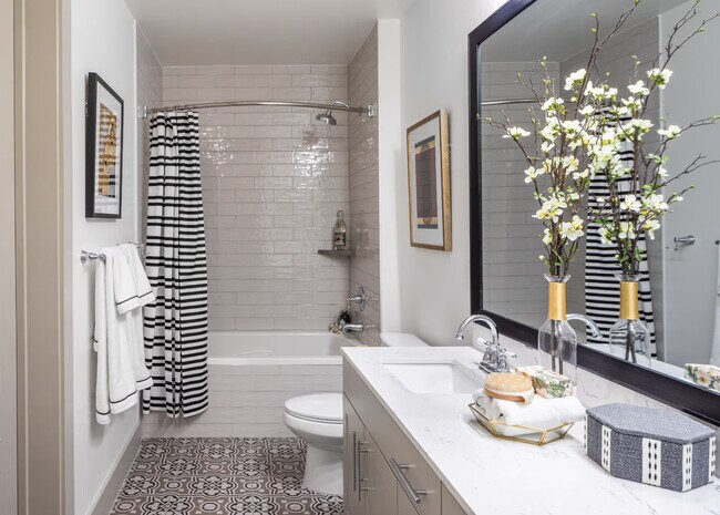 Building Photo - ¡Estrena nuevo hogar y ahorra hasta $1,000!
