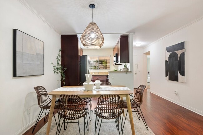 Building Photo - Great Woodland Hills Location!