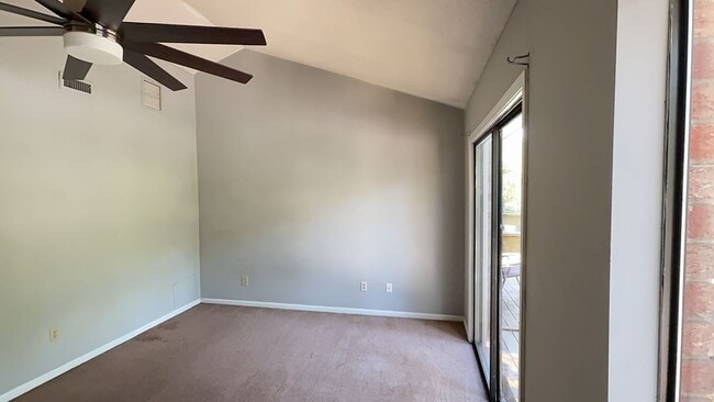 Building Photo - Updated 2-Bedroom Townhome Across from Sum...