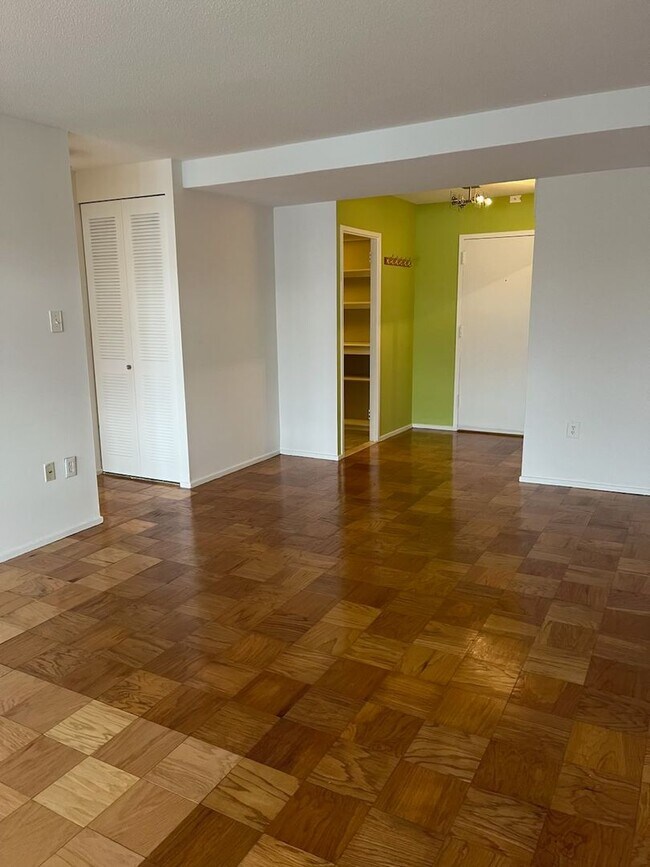Building Photo - Large 744 sq.ft. 1 bedroom in historic Riverpark DC building