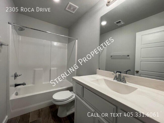 Building Photo - 2305 Roca Dr