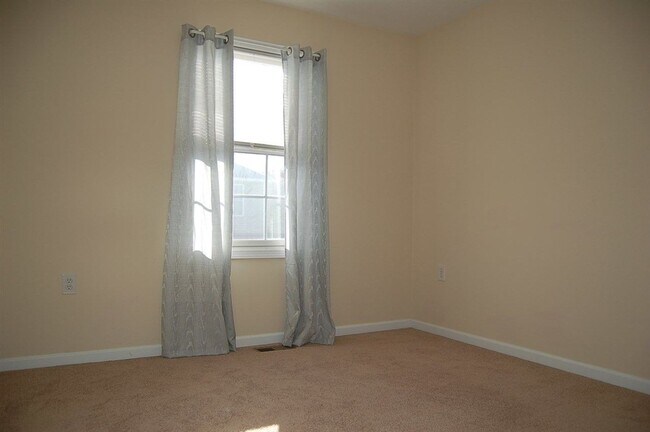 Building Photo - Liberty Square Townhouse with Upgrades!