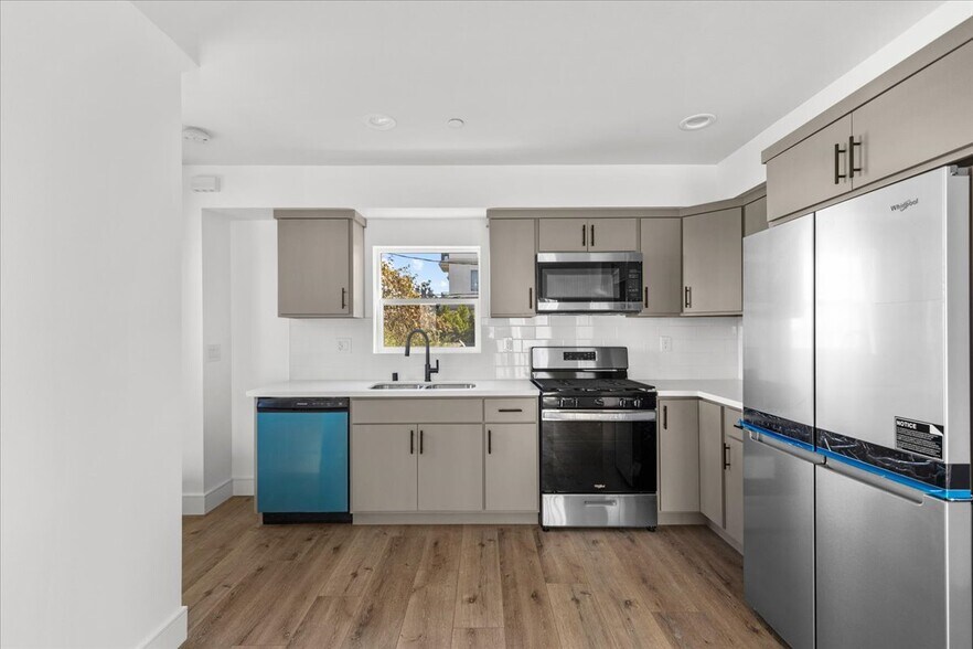 Building Photo - 860 N Hudson Ave