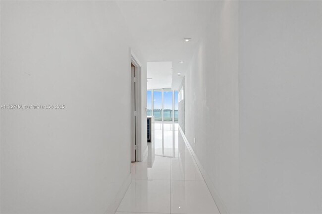Building Photo - 2020 N Bayshore Dr