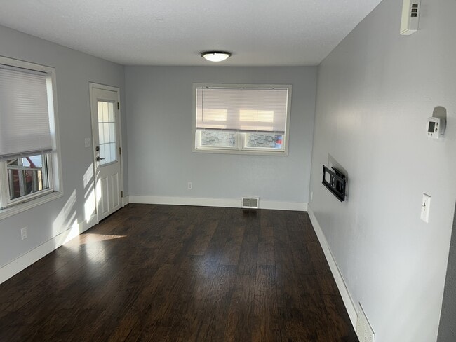 Building Photo - 815 N Mable Ave