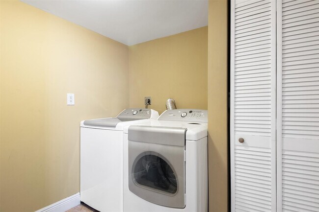 Building Photo - 822 NE 25th Ave