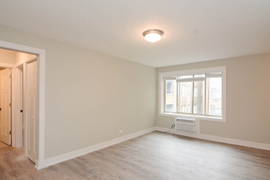 Building Photo - 447 W Surf St