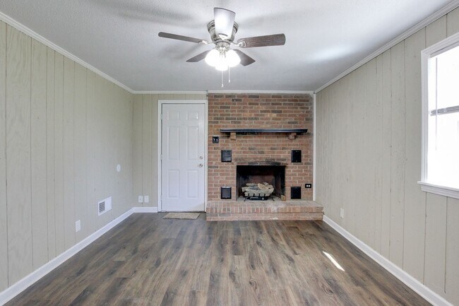 Building Photo - Four Bedroom with Bonus Room and a detache...