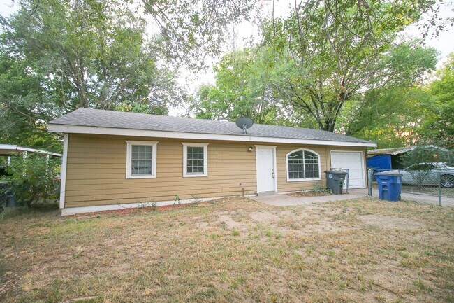 Building Photo - Move In Ready!
