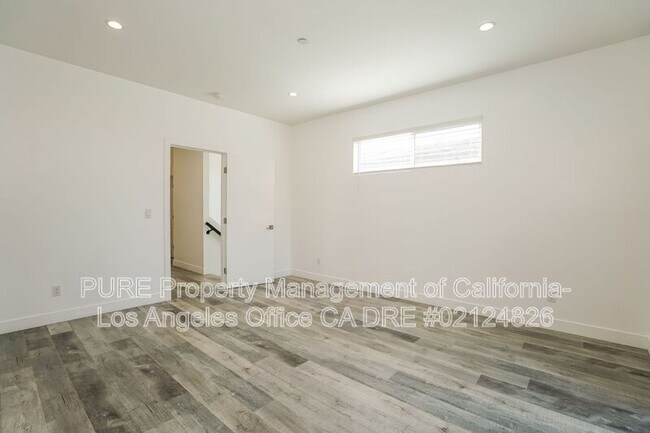 Building Photo - 1340 N Kenmore Ave