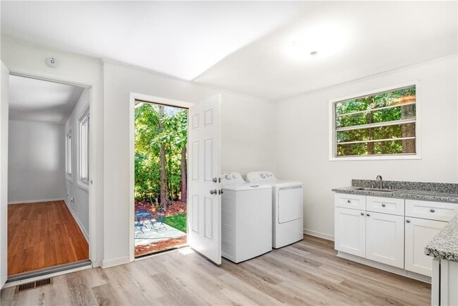 Building Photo - 2563 Beverly Hills Dr