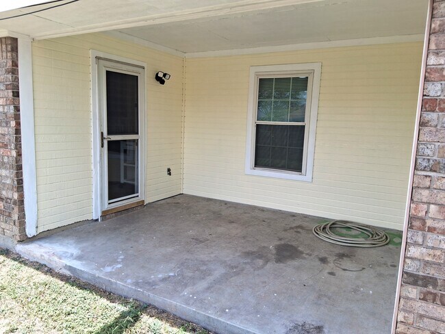 Building Photo - 4102 Carolyn Dr