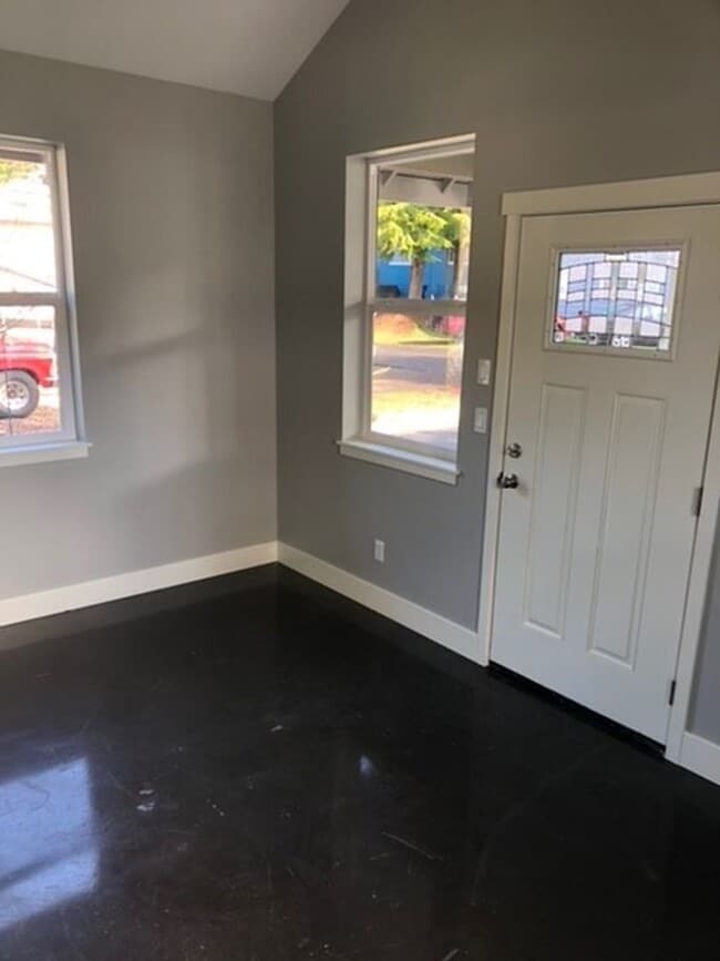 Building Photo - Two bedroom, one bathroom cottage in the h...