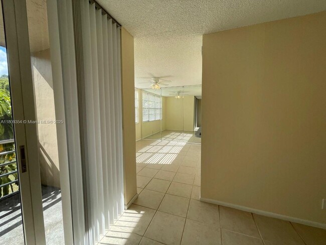 Building Photo - 9431 Live Oak Pl