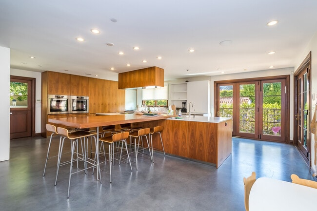 Building Photo - 604 Alta Dr