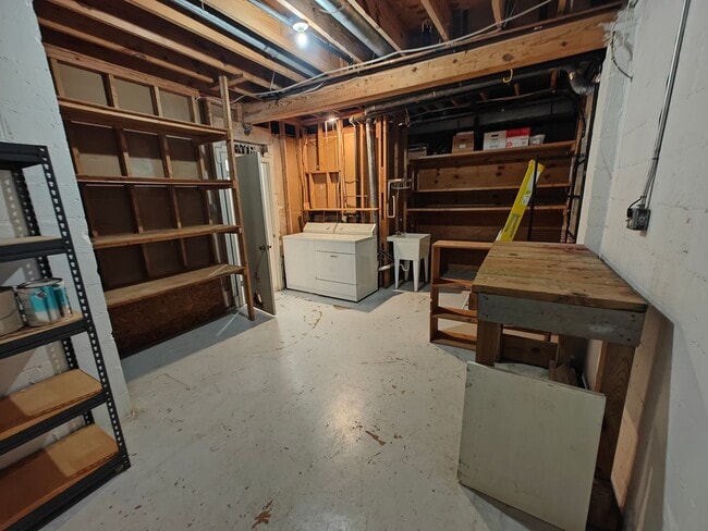 Building Photo - Multi unit townhome