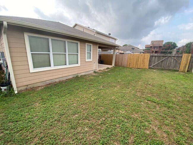 Building Photo - 3/2 Single Story ~ Conveniently located to...