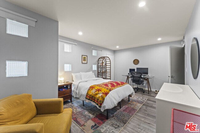 Building Photo - 712 Pacific St