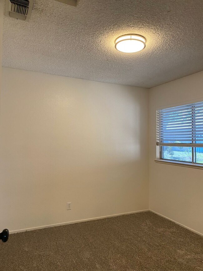 Building Photo - Upcoming vacancy!  Well maintained home on...