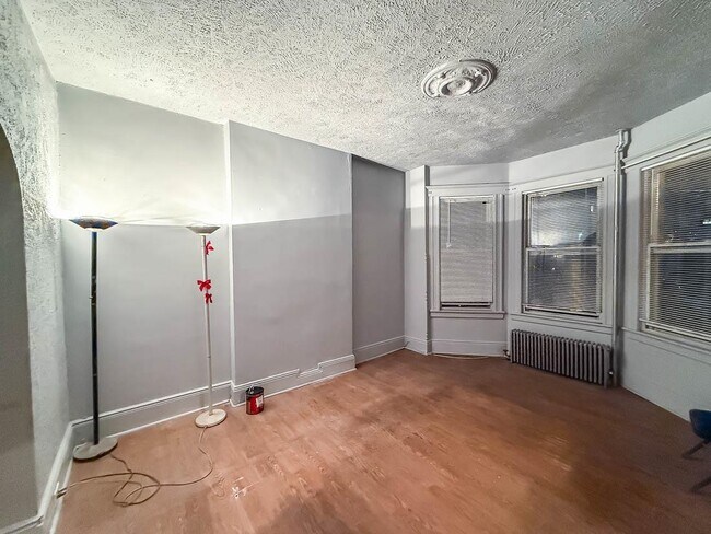 Building Photo - 57 Roosevelt Ave