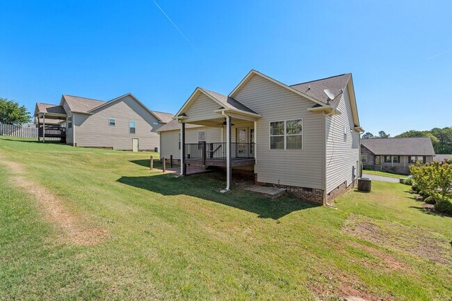 Building Photo - Lovely, Single Level, 3 Bedroom 2 Bath Home