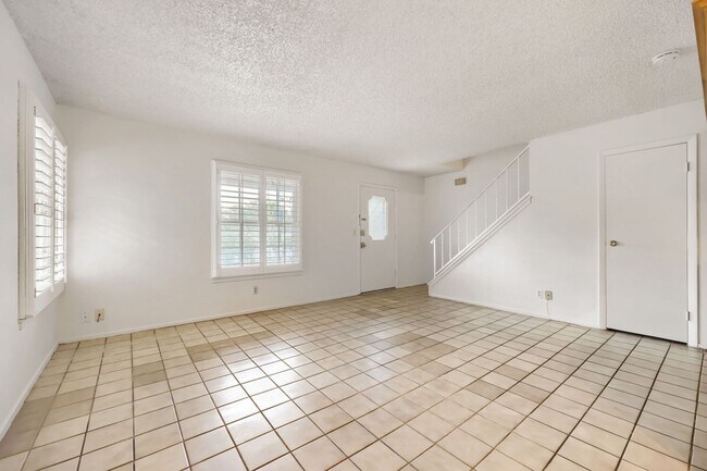 Building Photo - Cozy 2-Bedroom Apartment with Community Amenities