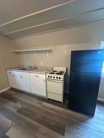 Building Photo - 808 W Cypress Ave