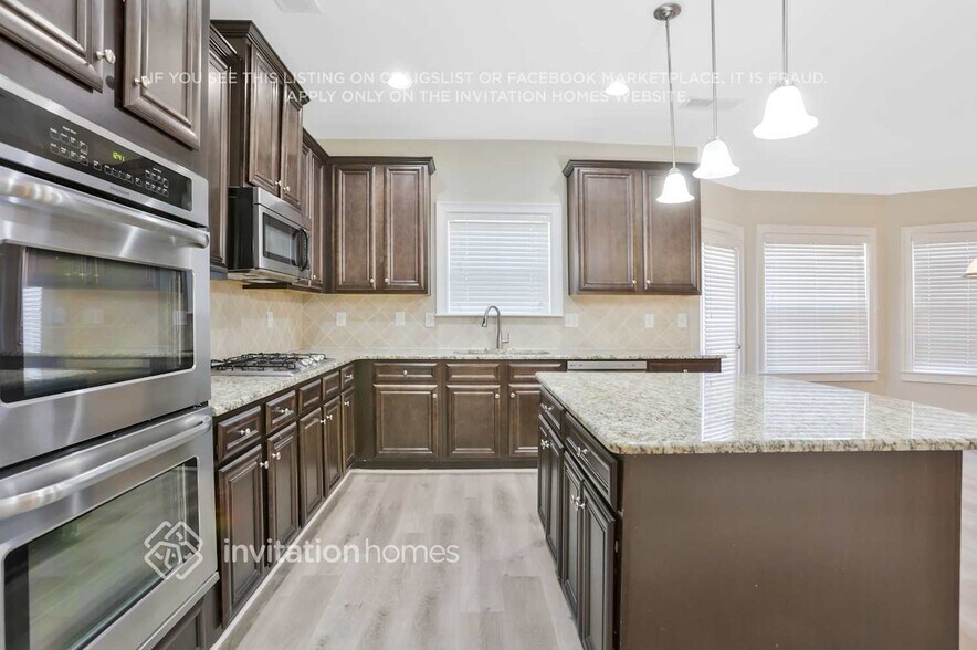 Building Photo - 598 Silver Oak Dr