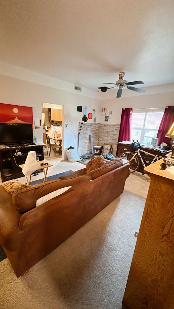 Building Photo - PRELEASE: 5 bdrm/2 bath in York neighborhood