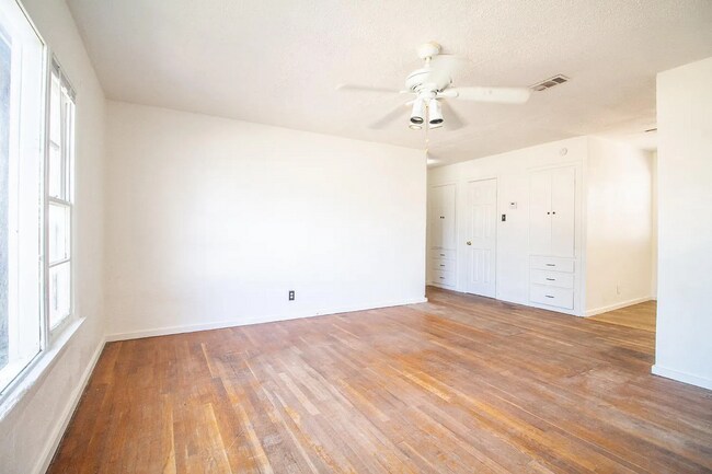 Building Photo - Updated 3 Bedroom Home for Rent in Central...