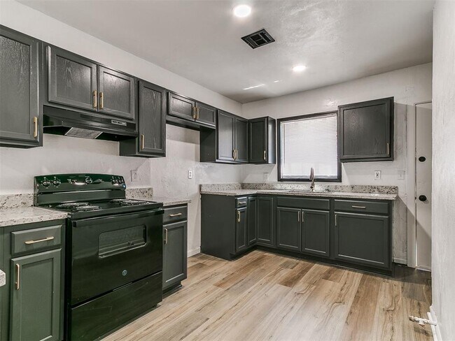 Building Photo - 2204 N Hood St