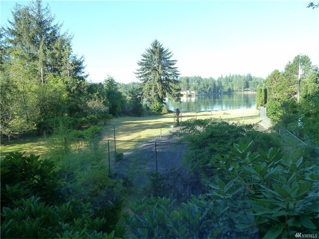 Building Photo - Large Shop Perfect for a home based business, plus 136 feet of waterfront.