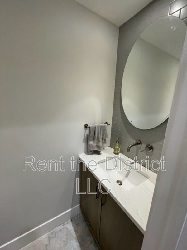 Building Photo - 1316 Staples St NE