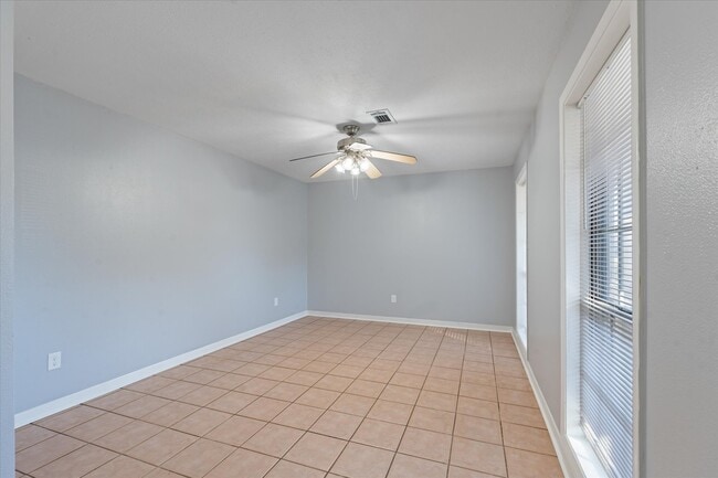 Building Photo - 906 Alyse St