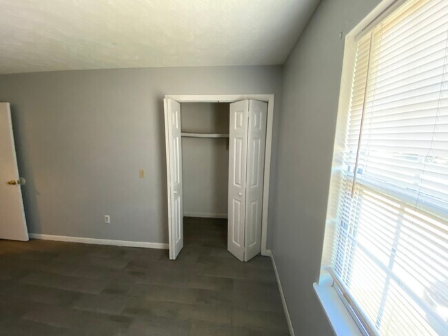 Building Photo - 256 N Berthe Ave