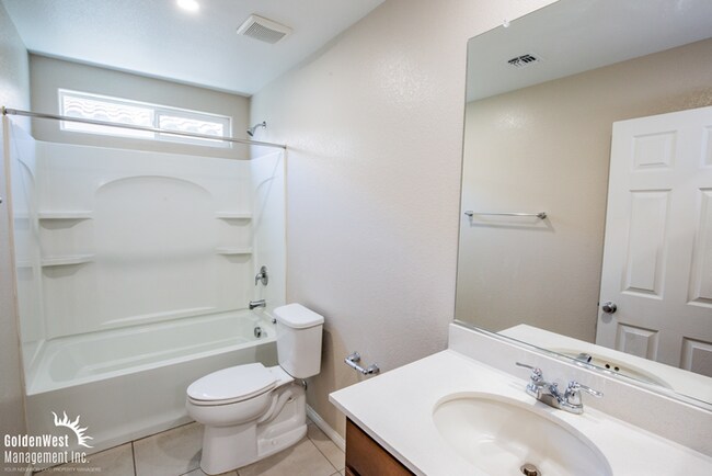 Building Photo - Modern 3Bdm 2.5Ba Two-Story Home in the De...