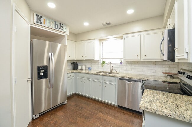 Building Photo - 2019 Briarlee Dr