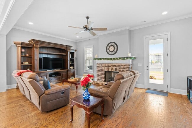 Building Photo - 3067 Rosewood Dr