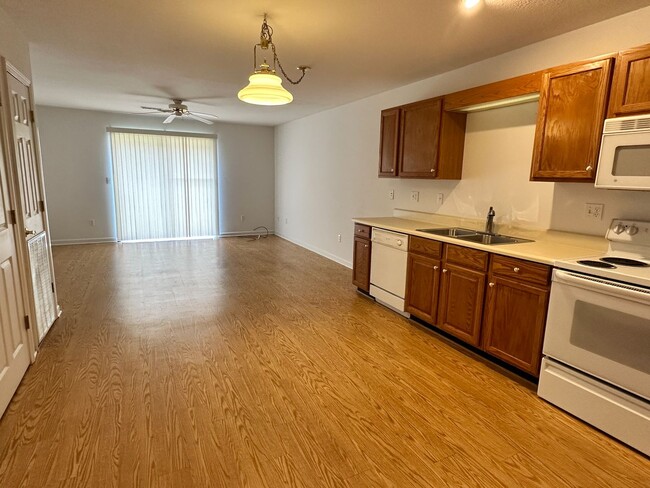 Building Photo - 7 Lakeshore Cir