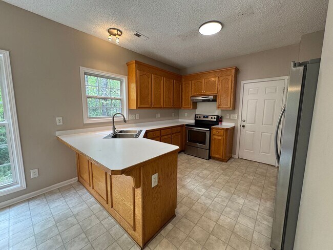 Building Photo - Ready to show!