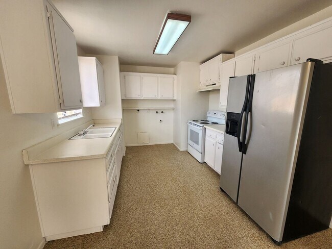 Building Photo - 3 bedroom in Hansen Track