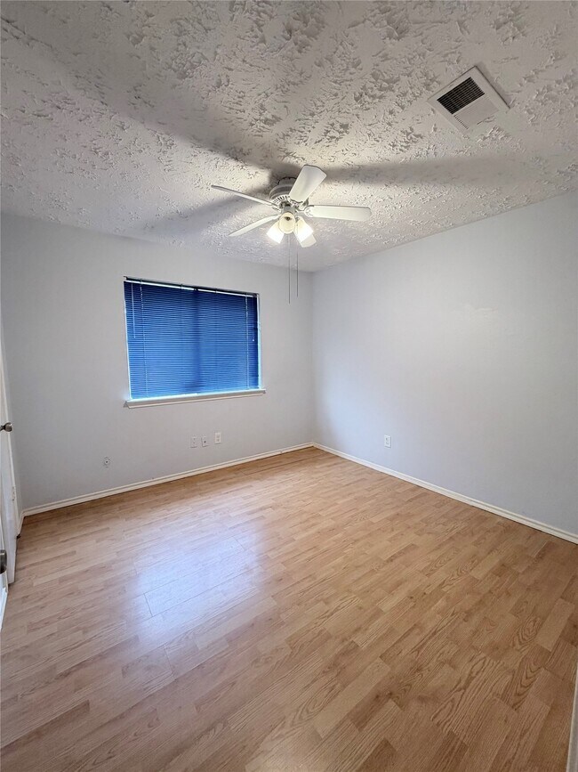 Building Photo - 5310 Park Shore Dr